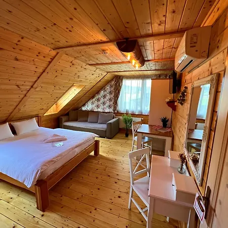 V Superior Izbach V Podkrovi Koliba Pacho *